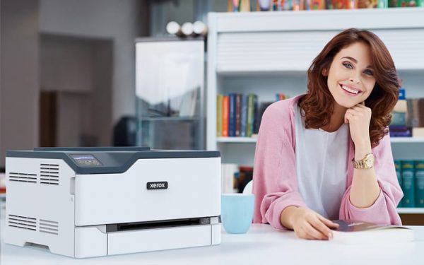 Xerox® C230 Multifonktionsdrucker Büro Frau